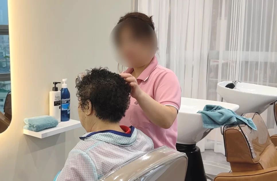 주간보호센터에서 어르신에게 무료 이미용 서비스 제공