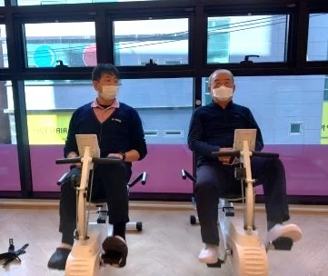 주간보호센터에서 어르신들이 재활 운동을 하는 모습