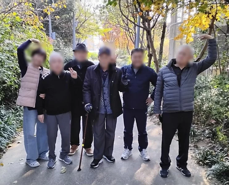 주간보호센터 어르신들이 단풍 길에서 함께한 모습