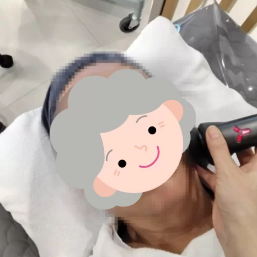주간보호센터에서 어르신이 뷰티 케어를 받는 모습