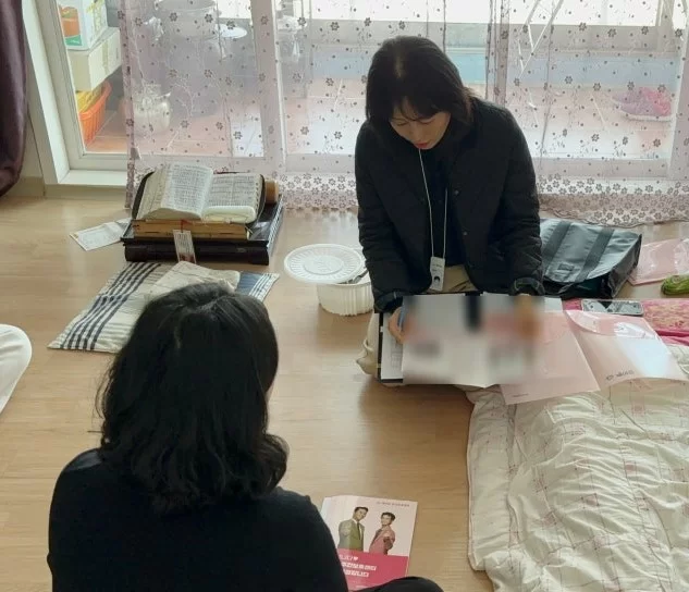 상담사가 가정을 방문해 등급 신청을 돕는 모습