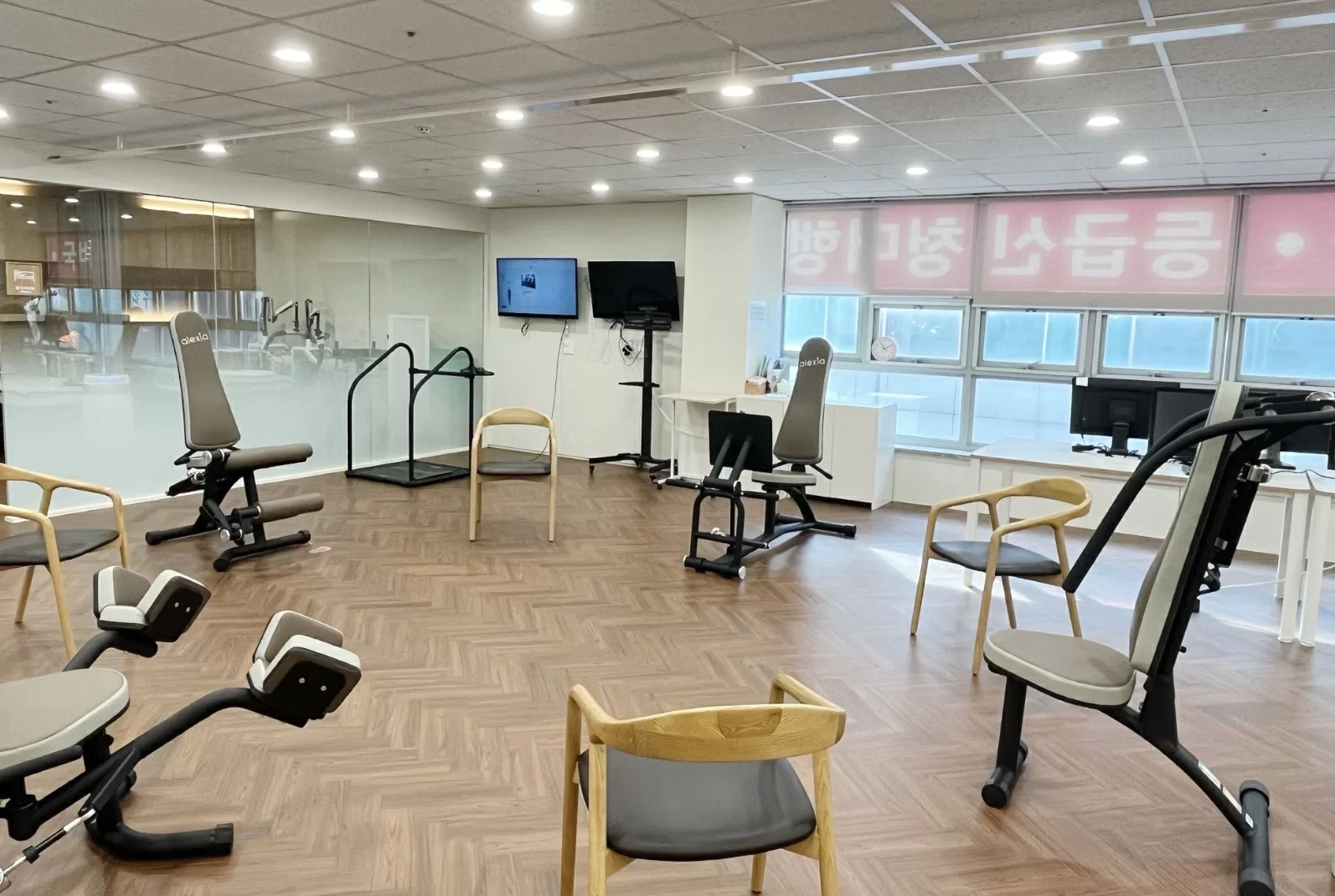 케어링 주간보호센터 수원 권선점 운동실과 작업치료실