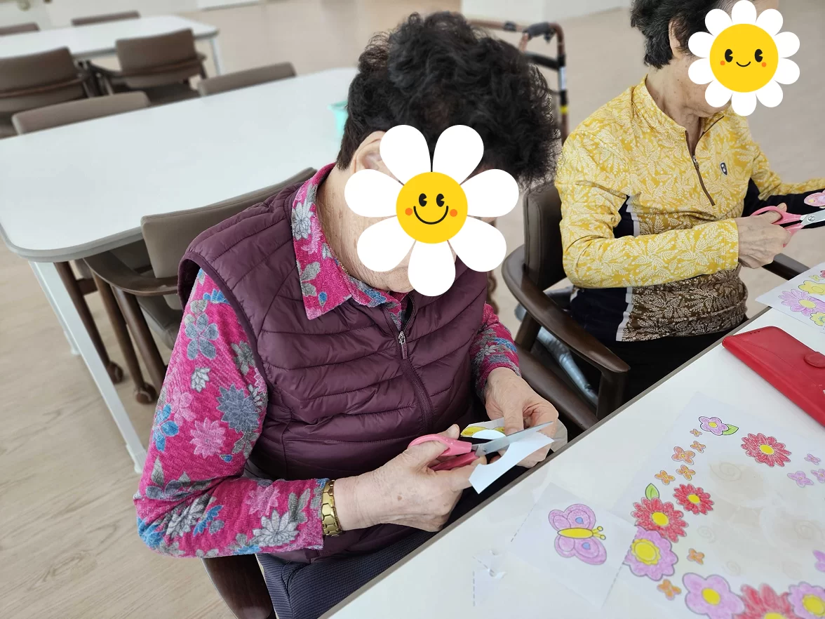 케어링 주간보호센터 대전 서구점 인지활동 모습