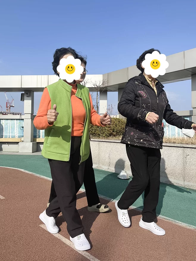 케어링 주간보호센터 대전 서구점 옥상 산책 활동
