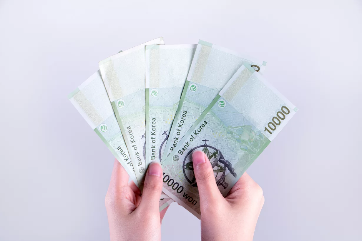 양손에 펼쳐 든 만 원권 지폐