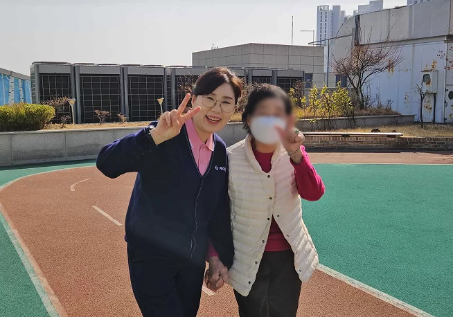 케어링 주간보호센터에서 어르신과 직원이 함께한 모습
