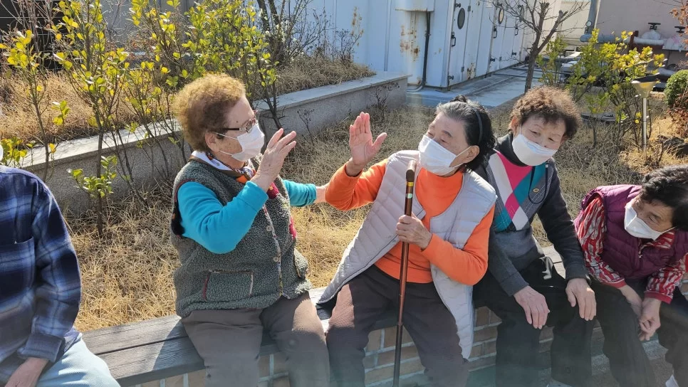 케어링 주간보호센터 대전 서구점 옥상 산책 모습