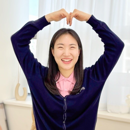 하트 포즈를 한 대전 서구점 복지팀장