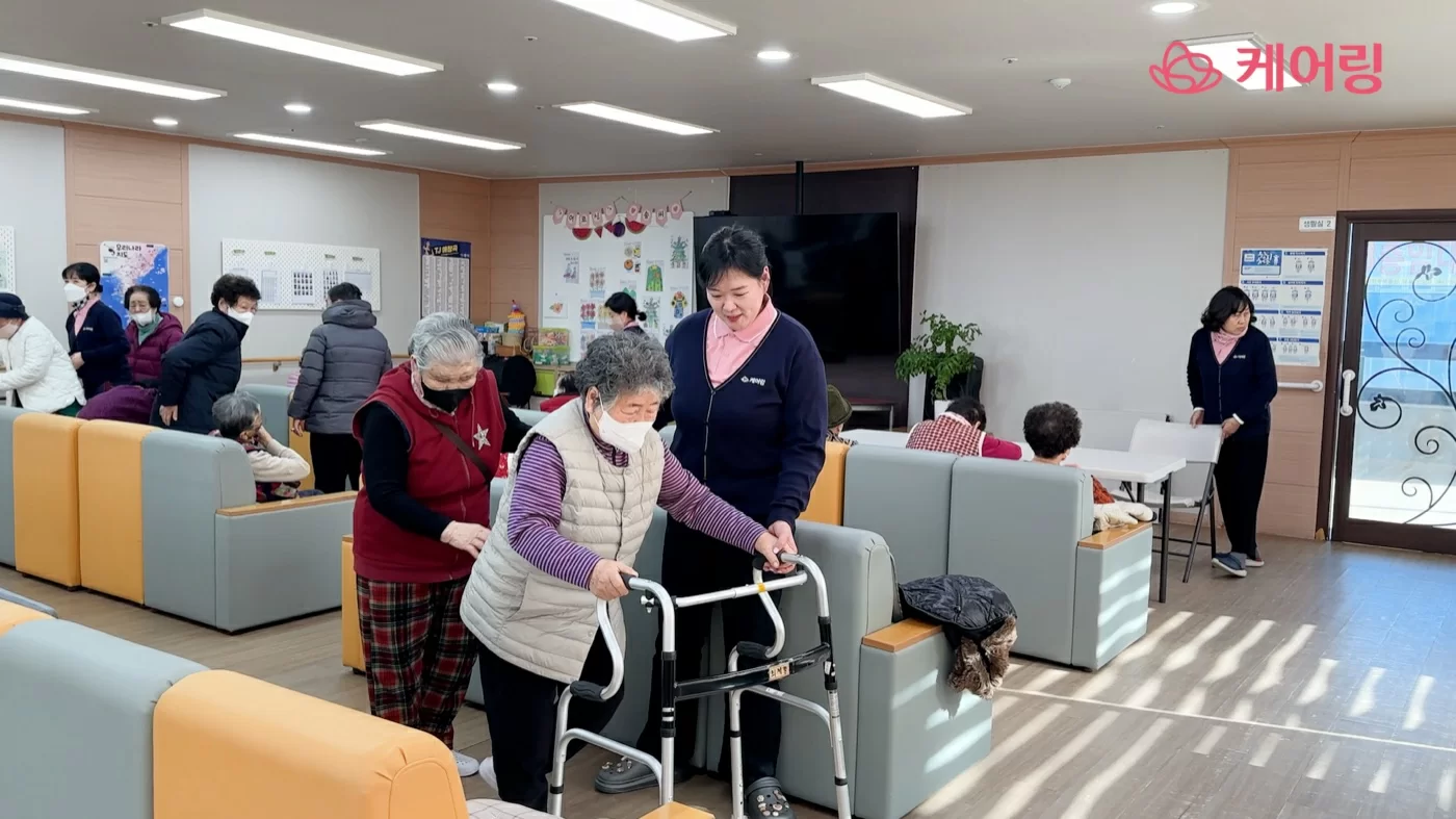 케어링 주간보호센터 대전 서구점 보행기 부축 모습