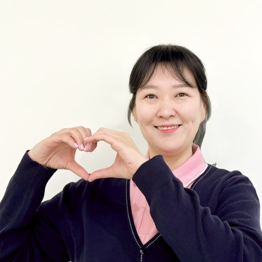 케어링 주간보호센터 대전 서구점 센터장 하트 포즈