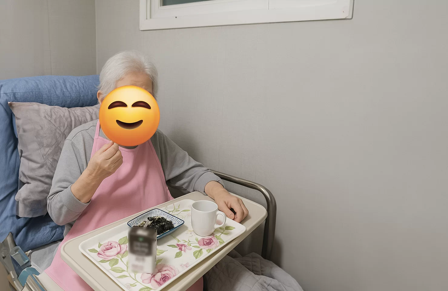 와상 어르신이 침상에서 식사를 받는 모습