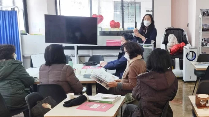케어링 방문요양센터 직원들이 강의를 듣는 보수교육 현장