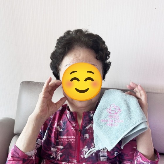 케어링 방문요양 어르신이 수건 들고 미소 짓는 모습