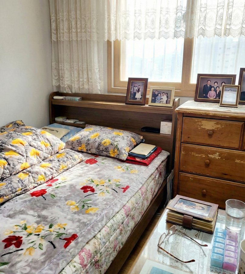 강남구 4등급 어르신 방 침구와 가족사진 모습