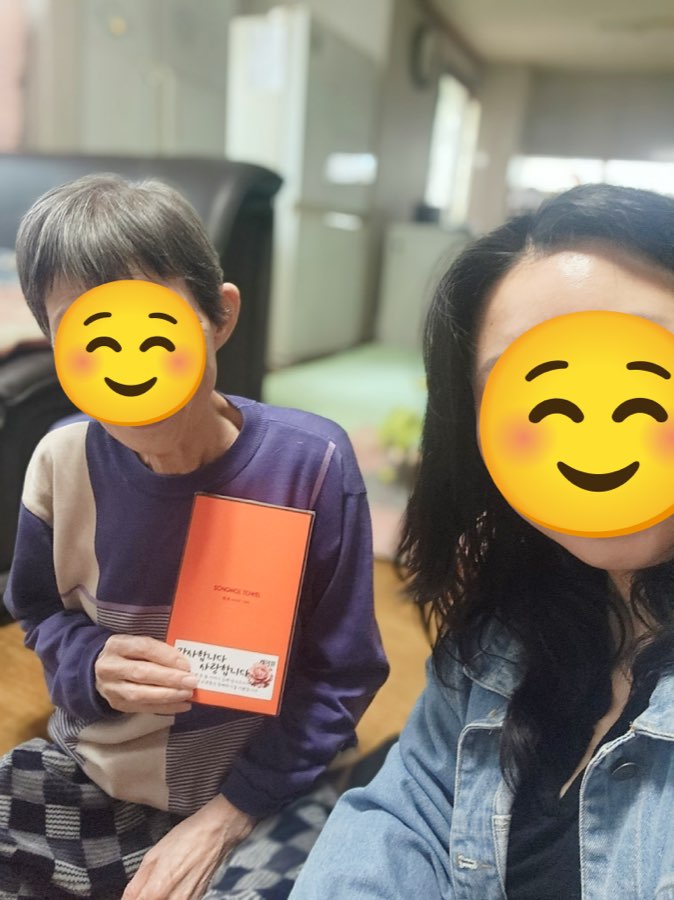 케어링 영남센터 어르신과 보호자 상담 받는 모습