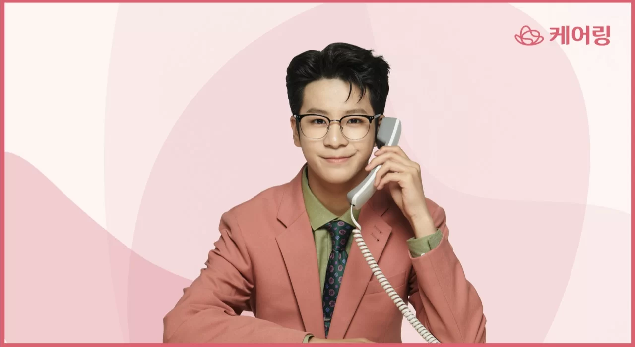 케어링 직원이 전화 받는 무료 상담 안내 배너