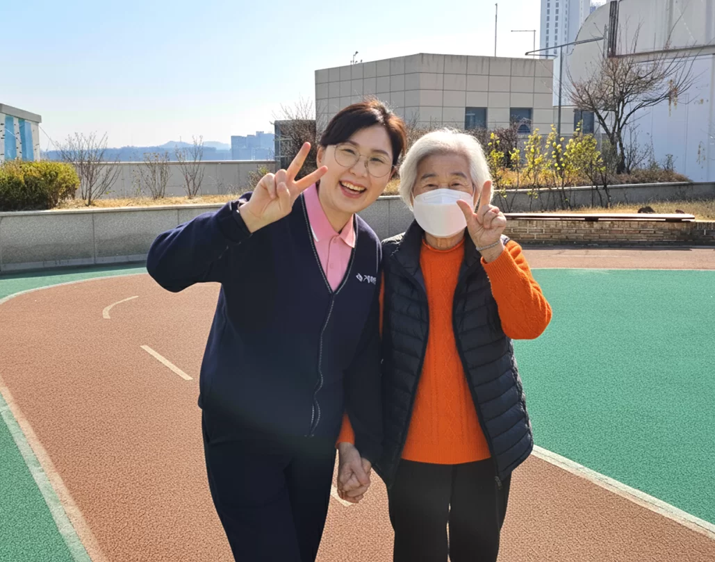 케어링 주간보호센터 대전서구점 종사자와 어르신 모습