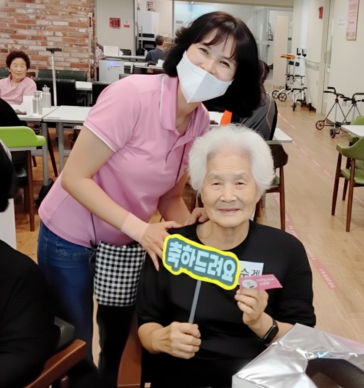 케어링 방문요양센터 군산점 종사자와 어르신 모습