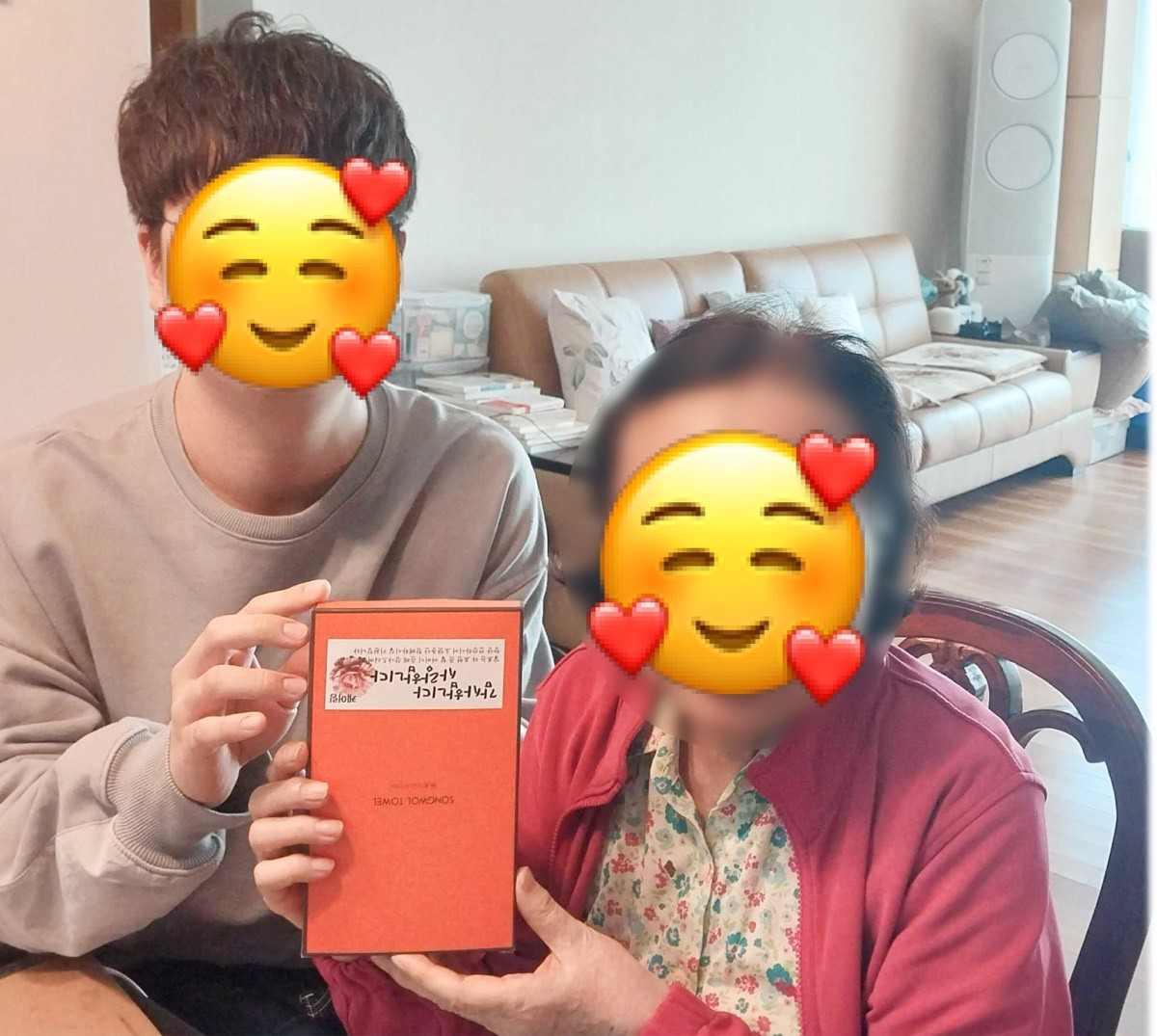 케어링 방문요양센터 강남점 종사자와 어르신이 함께한 모습