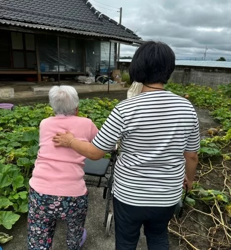 케어링 방문요양센터 양산점 요양보호사의 외출 부축