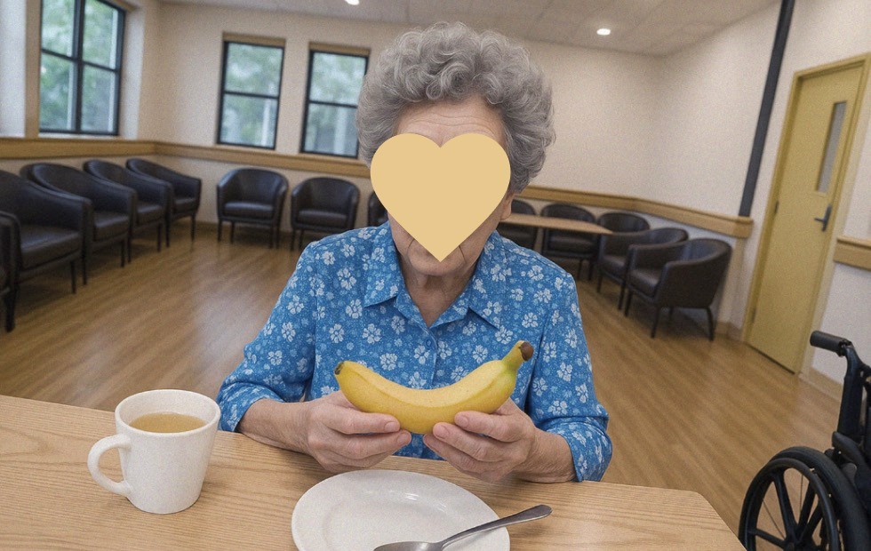 주간보호센터에서 어르신이 간식을 드는 모습