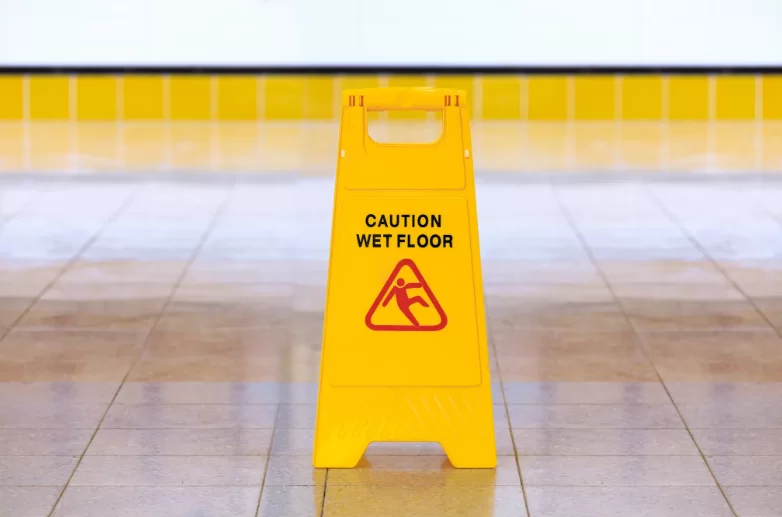CAUTION WET FLOOR 노란 낙상 주의 표지판