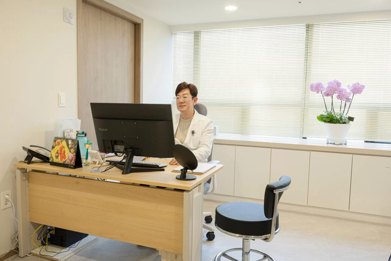 케어링빌리지 주치의가 진료실에서 회진 준비하는 모습