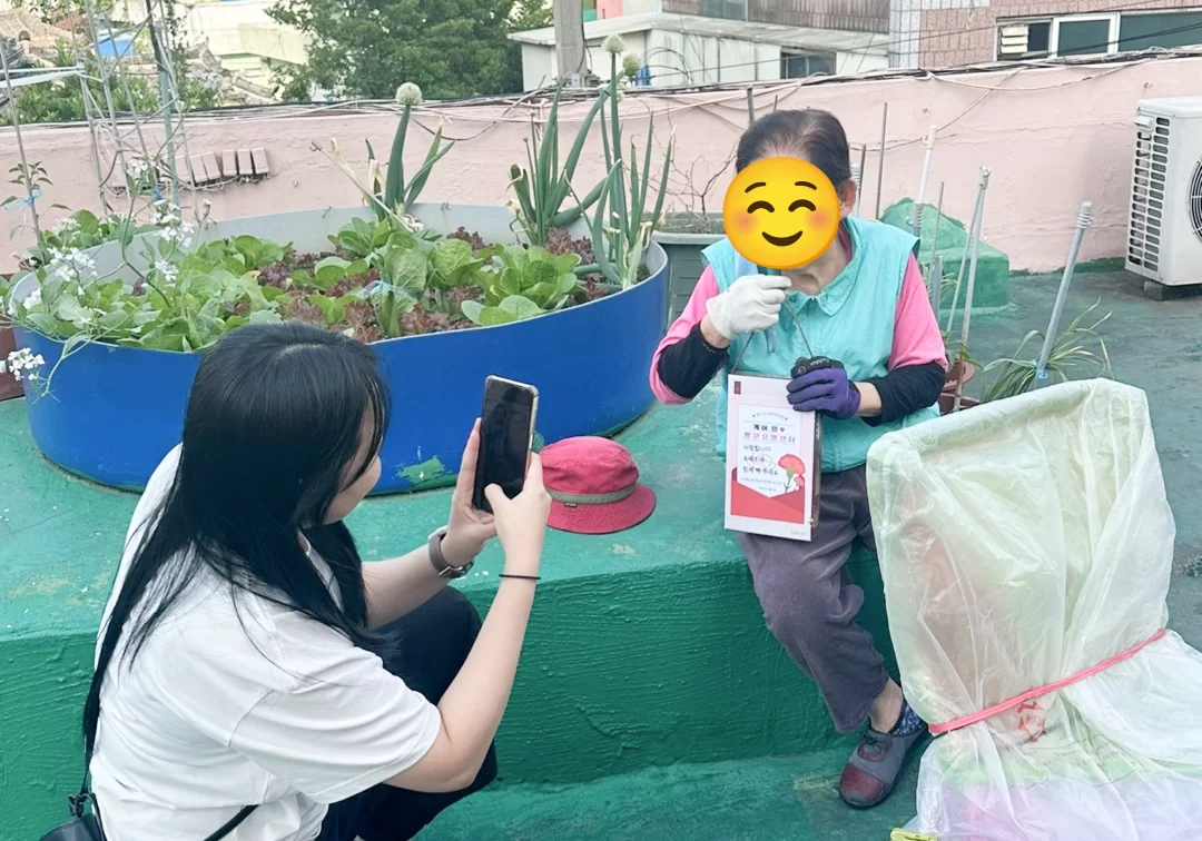 케어링 방문요양센터 서울 은평점 옥상 텃밭에서 어르신 사진