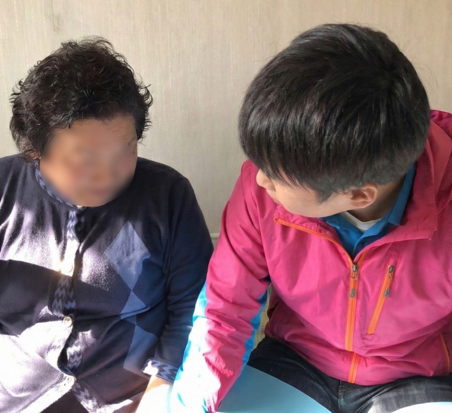 케어링 방문요양센터 서울 도봉점 어르신 손잡은 보호사