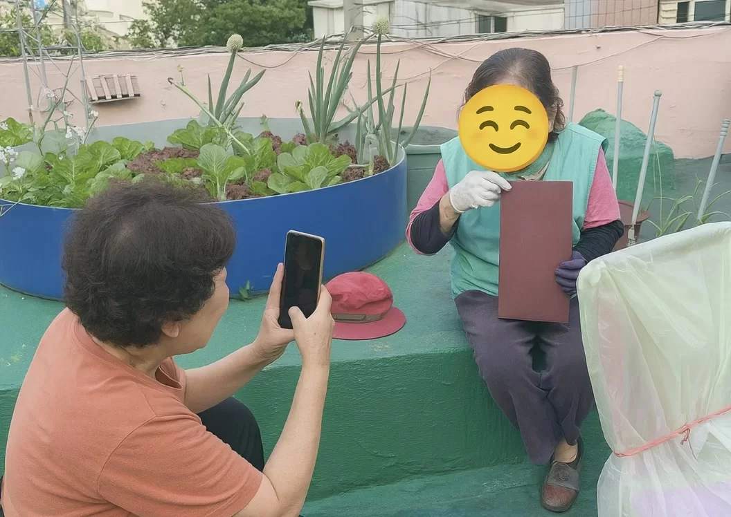 어르신과 요양보호사가 함께 사진을 찍고 있는 모습