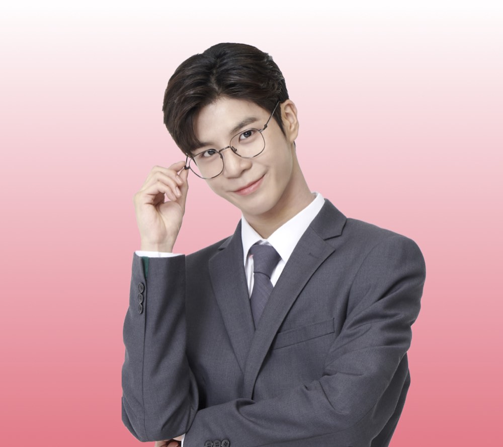 천안 요양보호사 일자리를 소개하는 정장 차림 남성