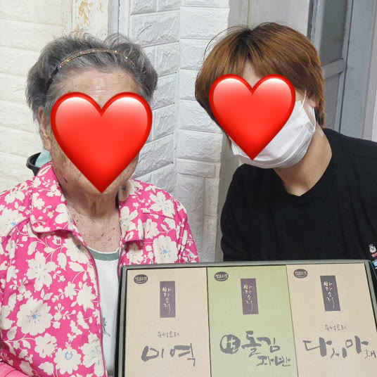 케어링 방문요양센터 송파점 어르신과 보호자 선물 전달 정방형 썸네일